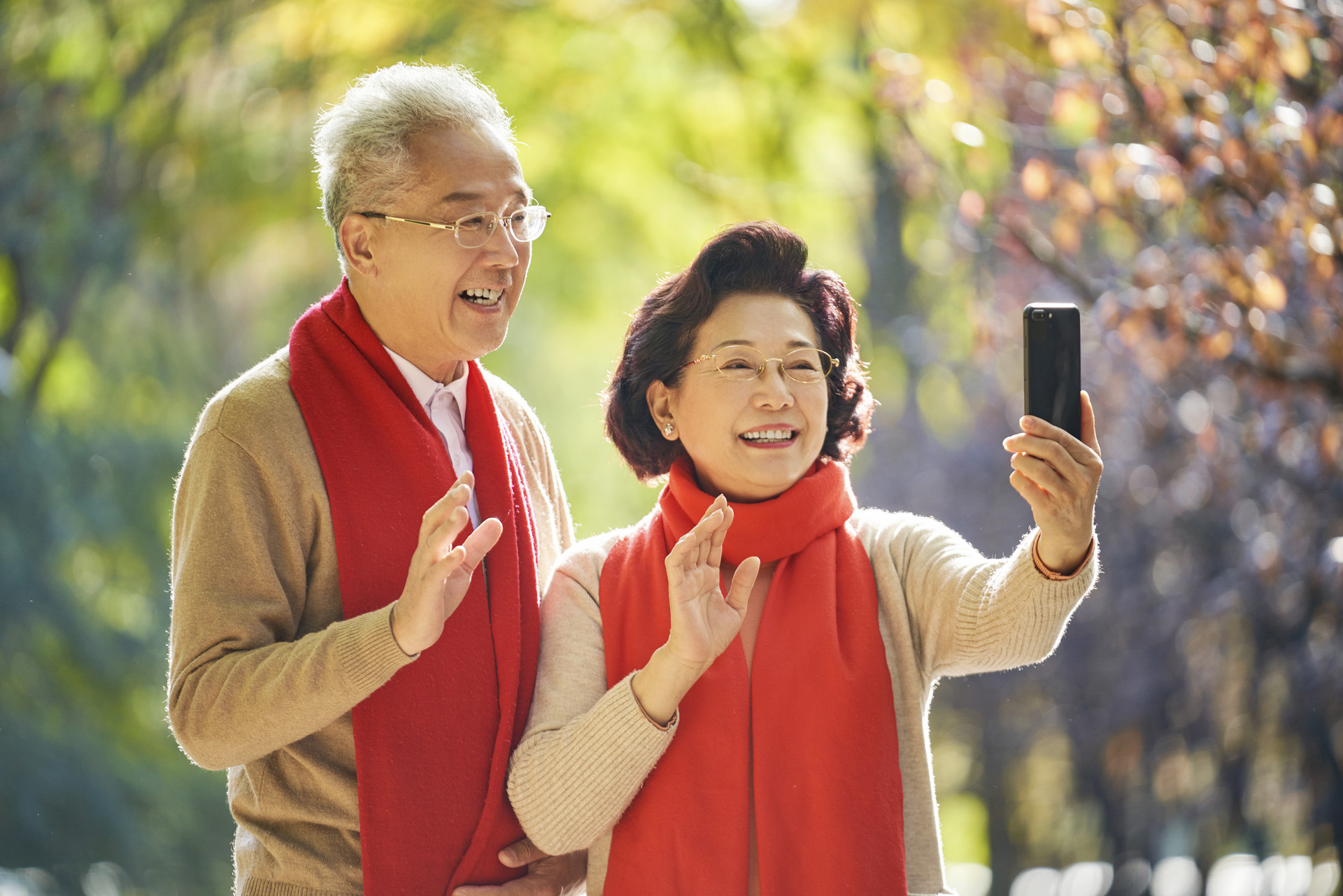 摄图网_501700585_banner_新年装扮的老年夫妇视频通话打招呼（企业商用）.jpg