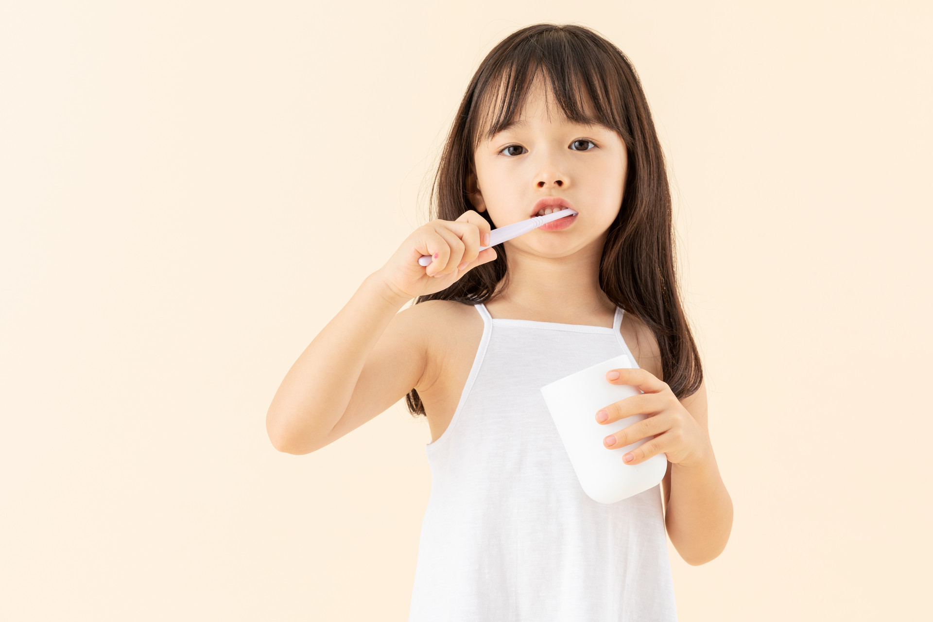 摄图网_501371705_banner_小女孩在刷牙（企业商用）.jpg