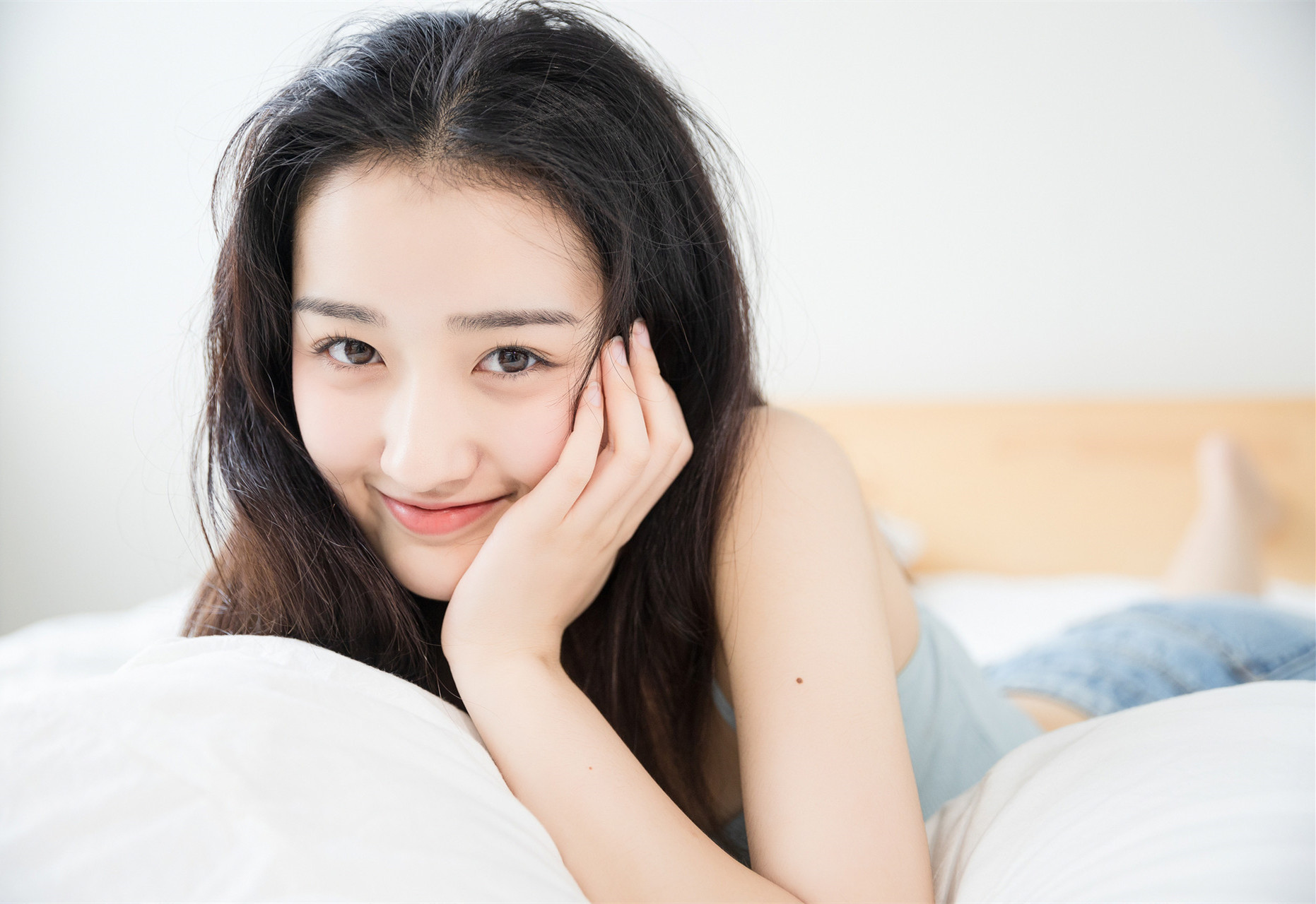 摄图网_501377499_banner_可爱女孩在床上休息（企业商用）.jpg