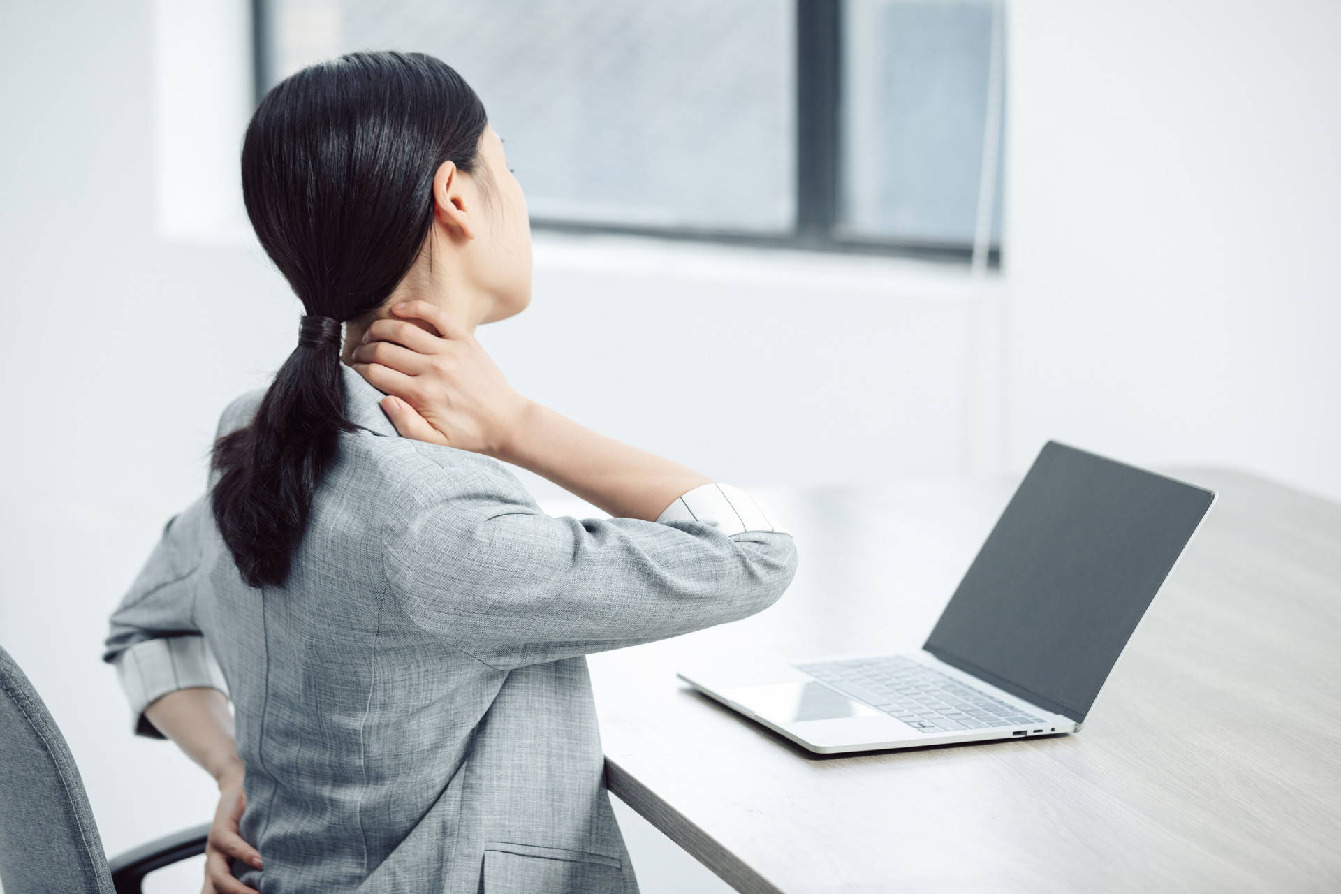 摄图网_501654404_banner_亚健康白领商务女性职业病（企业商用）.jpg